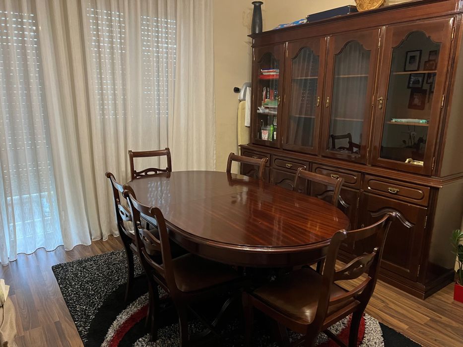 Sala de estar ( armário , mesa extensível e 6 cadeiras)