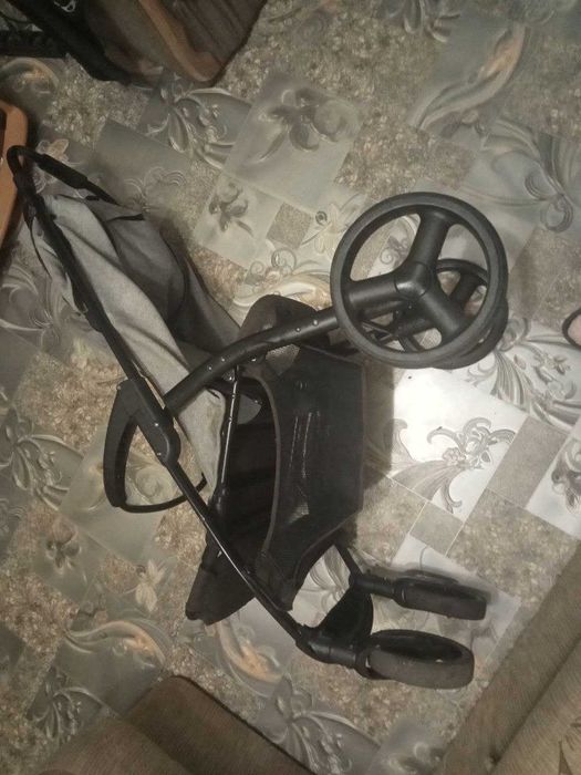 Детская прогулочная коляска