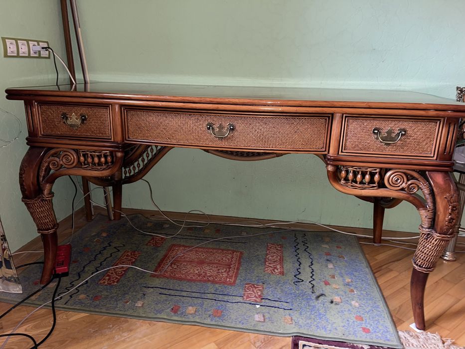 Кабинетный письменный стол из натурального ротанга