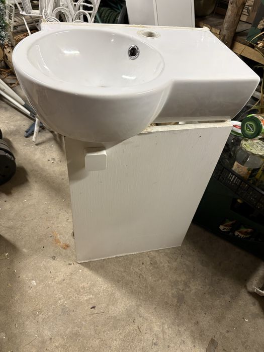 Umywalka mala  z szafka