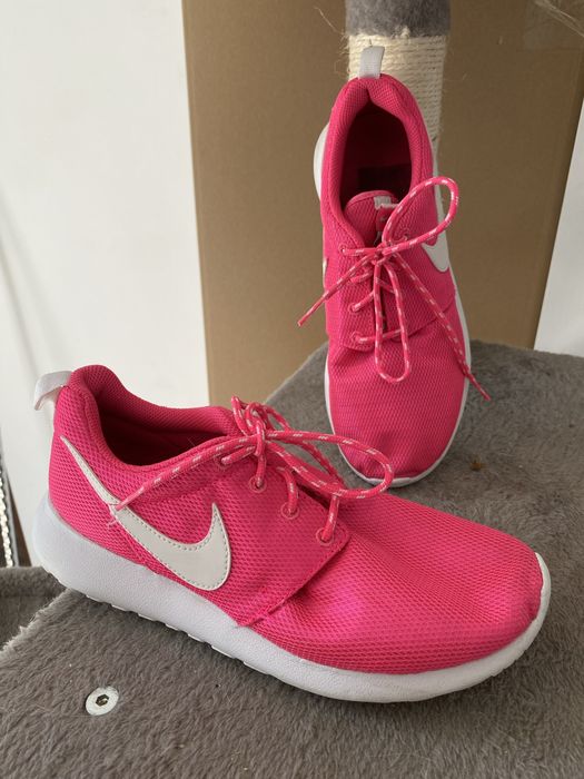 Śliczne, dziewczęce sportowe buty neonowy róż Nike
