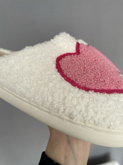 Śliczne miękkie ciepłe kapcie w serduszka