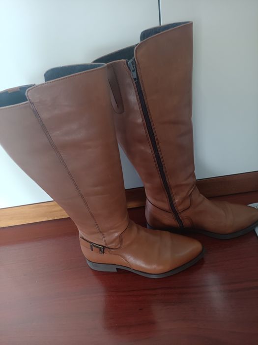 Botas todas em pele usadas apenas uma vez.