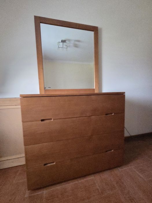 Cómoda de madeira com espelho