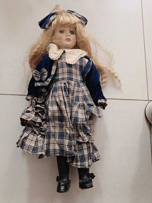 Vendo boneca de porcelana em bom estado