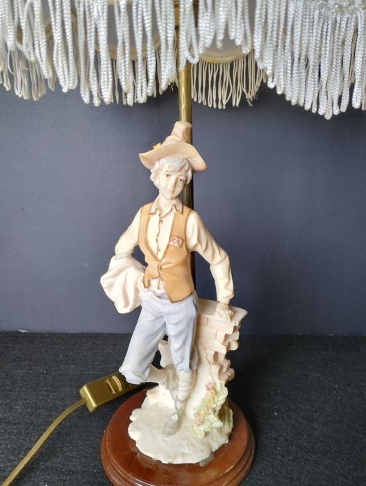 Candeeiros pequenos com abajur.