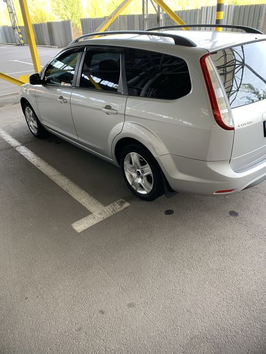 Продам серебристый Ford Focus 2010