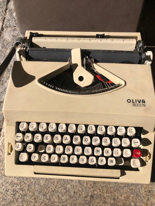 Máquina de escrever antiga Oliva 2002
