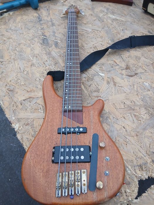 Бас гитара     .