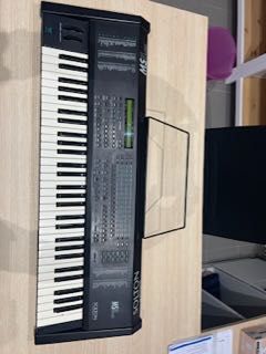 Teclado sintetizador marca Solton by Ketron, com suporte.