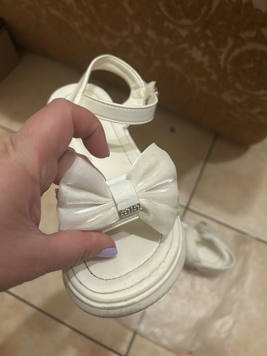 Босоніжки на дівчинку