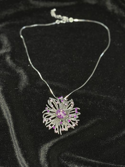 Вінтажне кольє з підвіскою у формі квітки