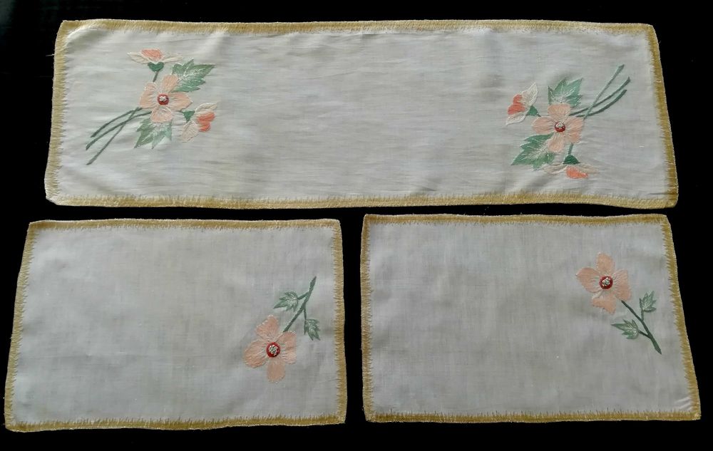 Conjunto de Panos ou naperons antigos Bordados à mão em linho