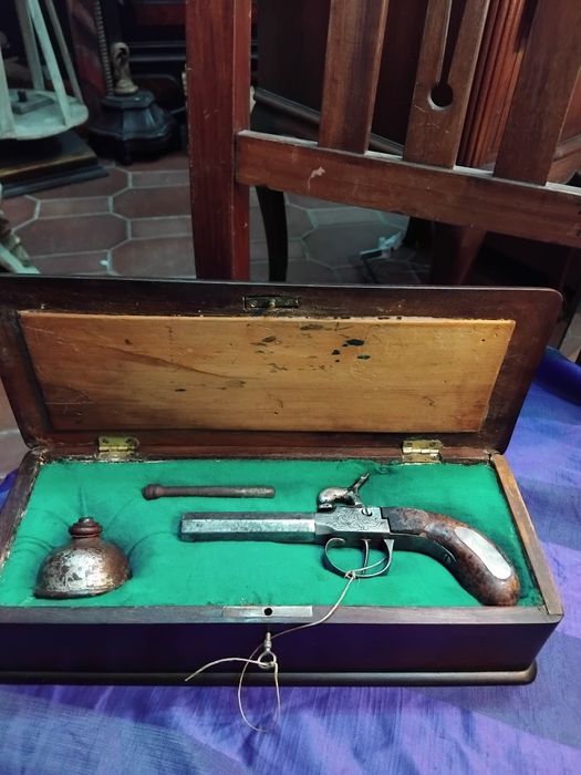 Estojo com pistola antiga de carregar pela boca