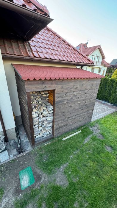 Szopa drewniana na drzewo i Quada