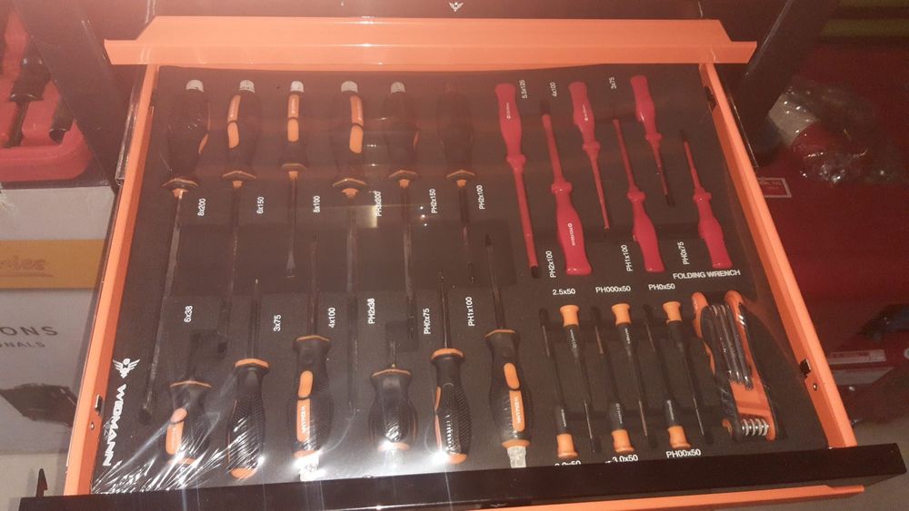 Mini banca com 4 gavetas com ferramentas