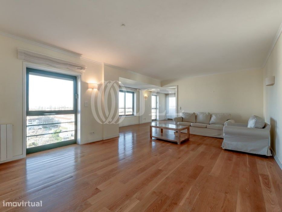 Apartamento T4+1com varandas e garagem no Porto