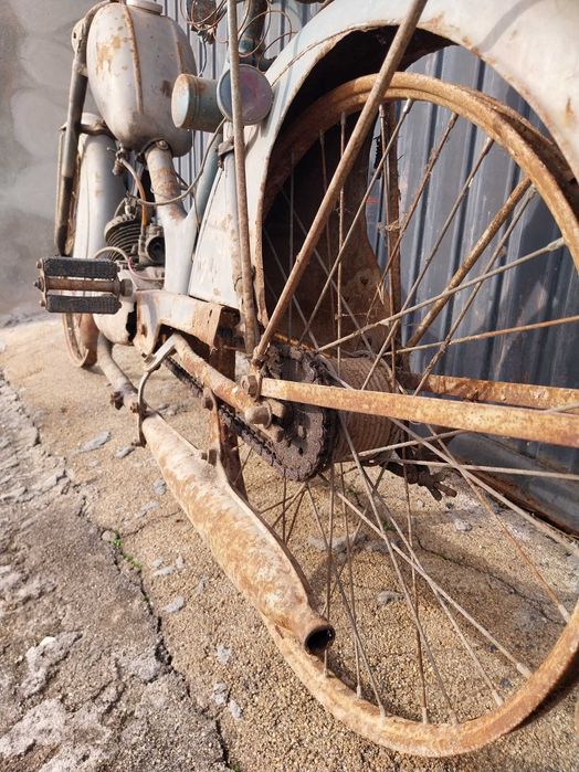 MOTA COM PEDAIS Antiguidades