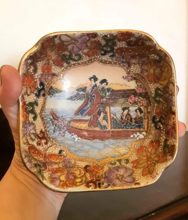 Taça pequena em ceramica com ilustração de gueixas 
Para desocupar