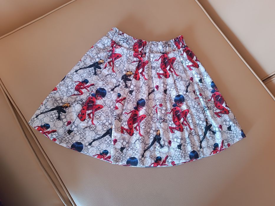 Saia Miraculous. Lady Bug. Feira à mão.