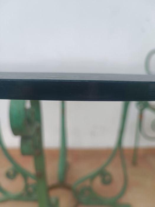Mesa de vidro e cadeiras ferro forjado