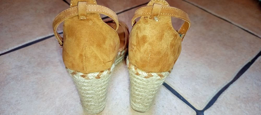 Sandały na koturnie r.39 Camel.
