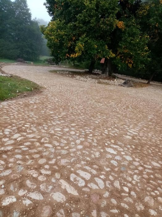 Układanie z kamienia polnego