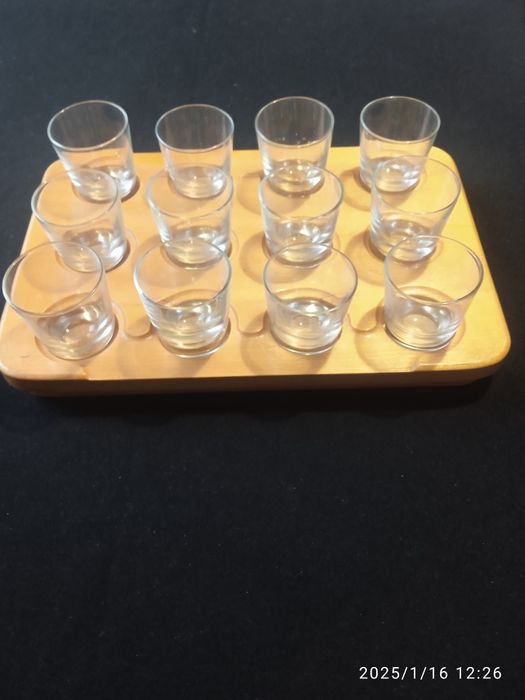 Набір. Маленькі чарочки на дерев'яній таці.