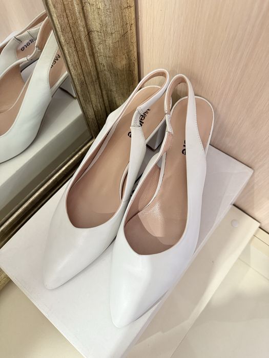 Жіночі білі туфлі з відкритою пʼятою