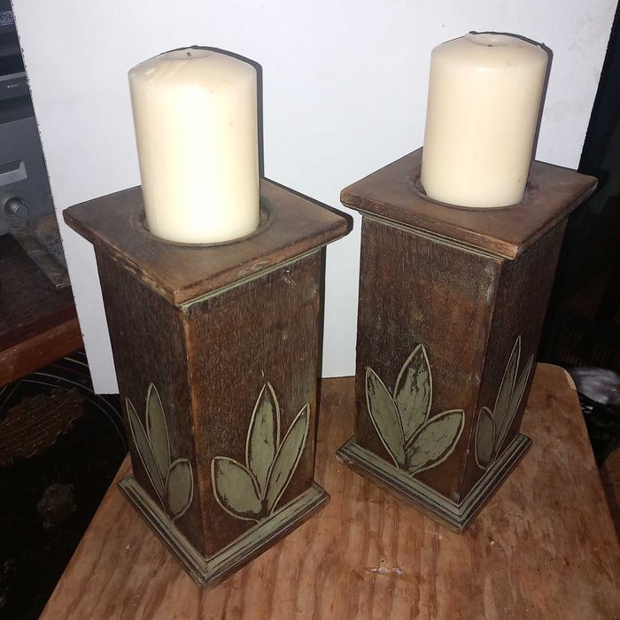 Par de castiçais em madeira