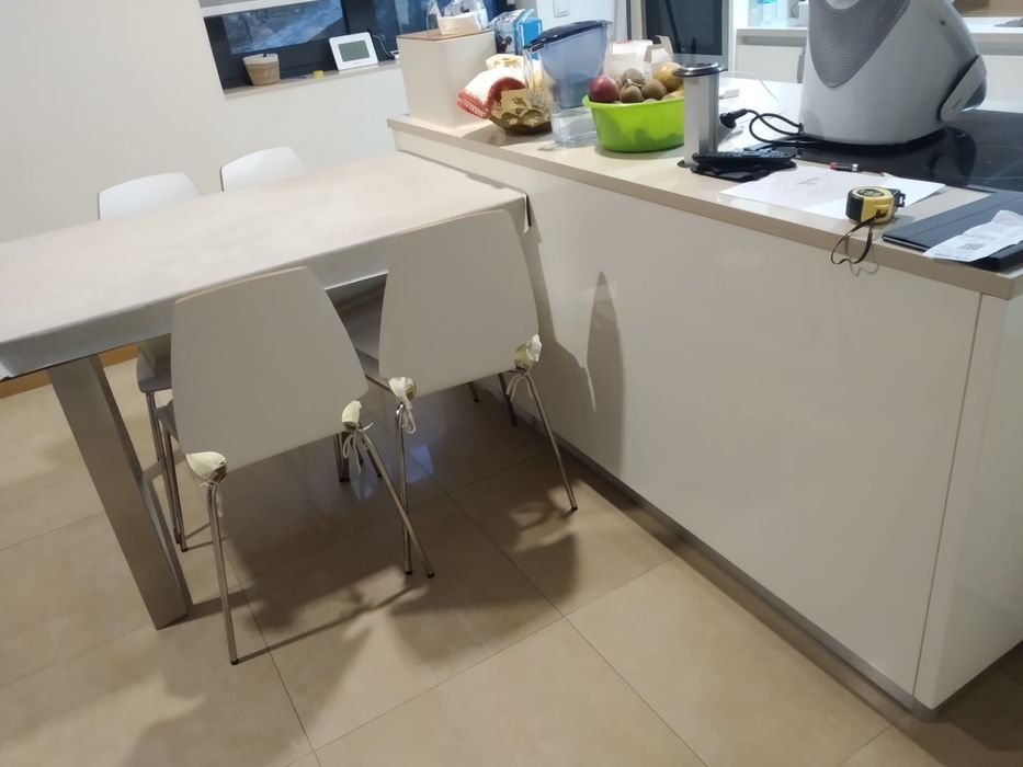 Mesa com tampo em sucupira e pé inox