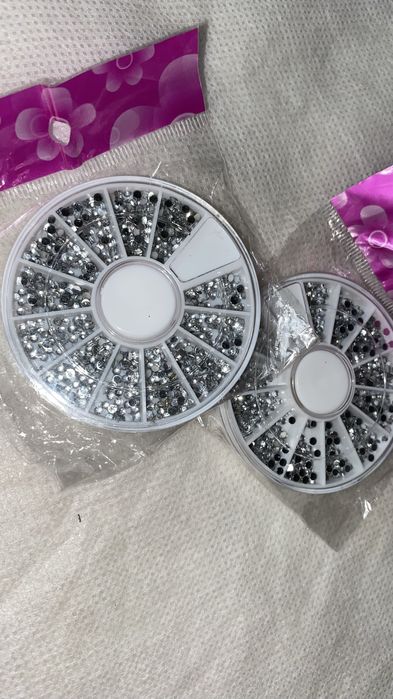 Продам стразы новые.