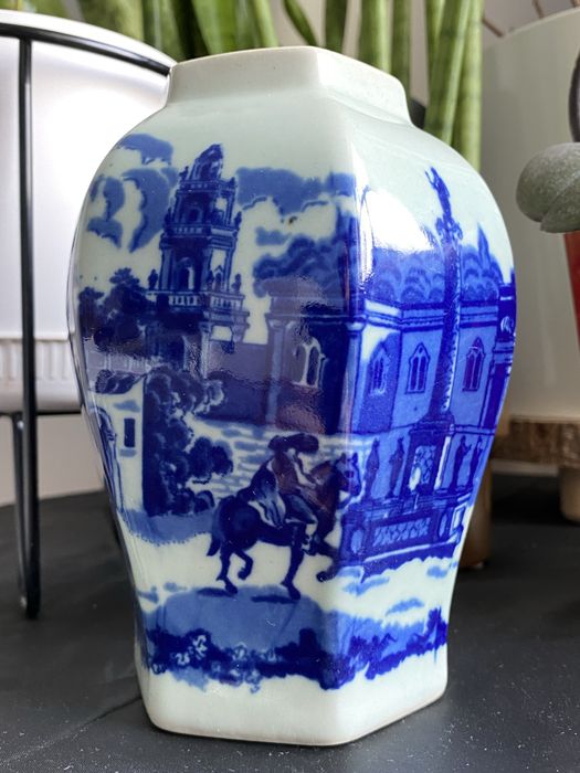 Vaso hexagonal com brasão britânico