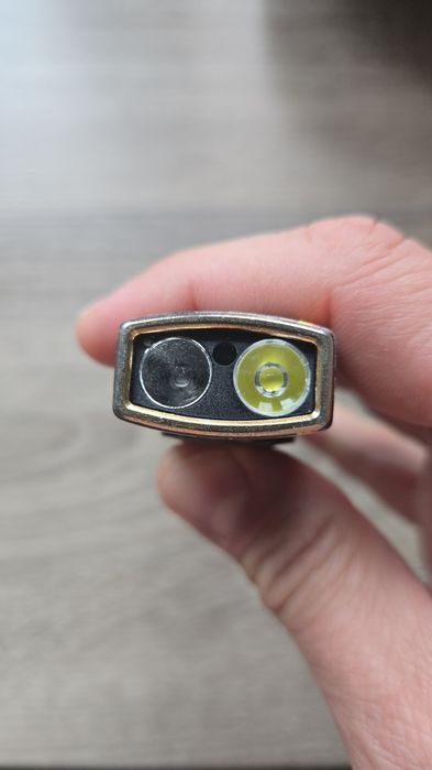 Latarka EDC Olight Arkfeld Pro Racing Stripes 1300 lumenów UV Laser