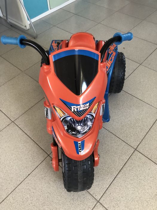 Moto 4 de criança a bateria. Bateria nova de 6v , com carregador.