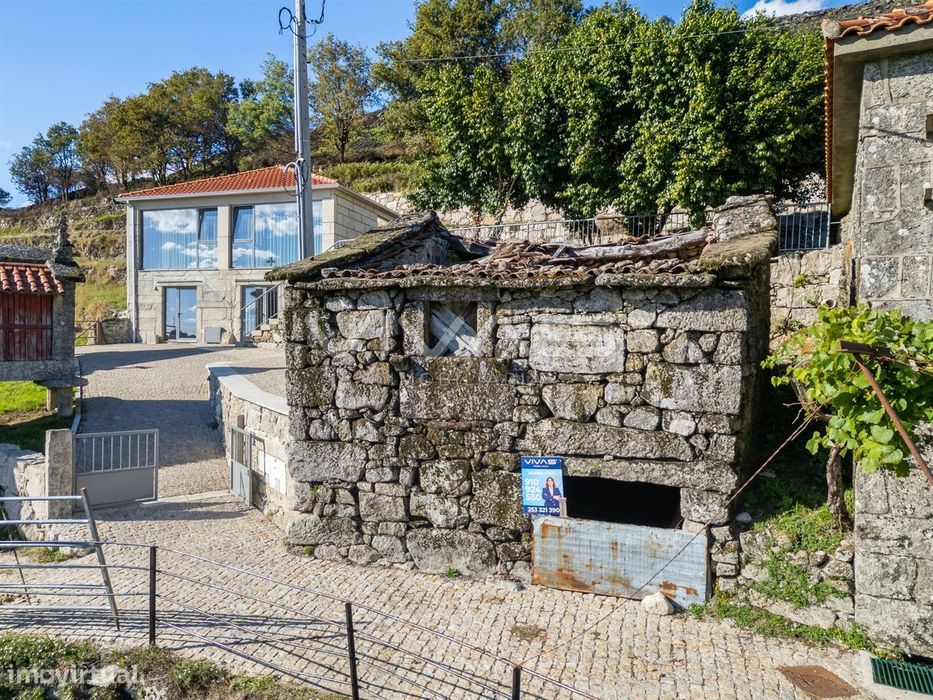 Stone House for Restoration – T0 for Sale in Cibões and Brufe, Terras de Bouro