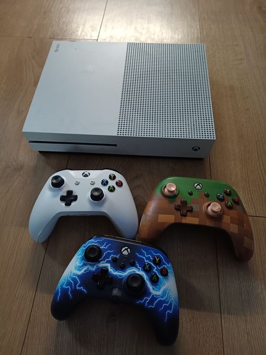 Xbox One S + pady