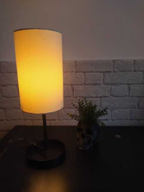 Candeeiro de mesa em ferro preto