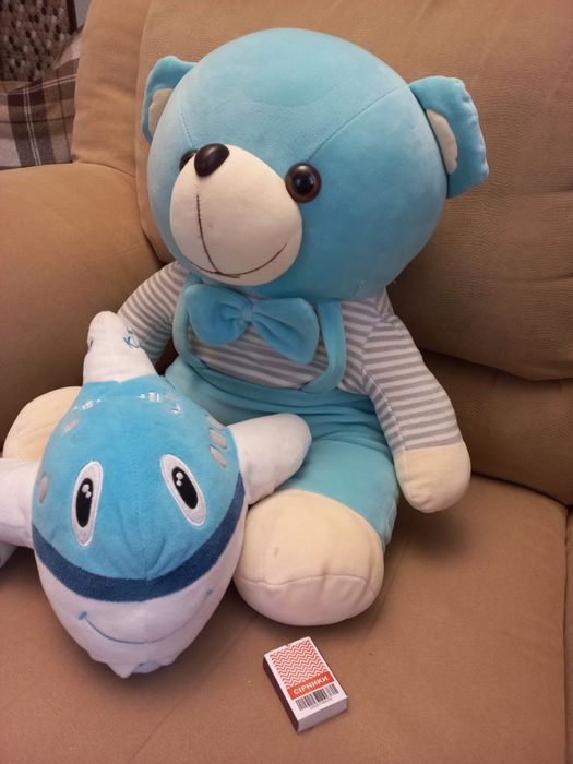 Дві велики м'які іграшки.