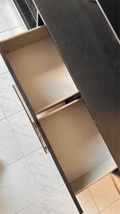 Rack preto com detalhes em prateado