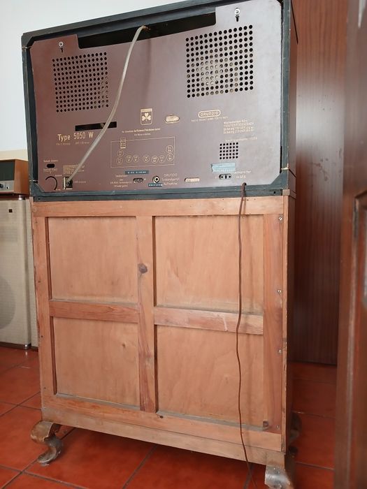 Rádio Grundig 5050 W com móvel