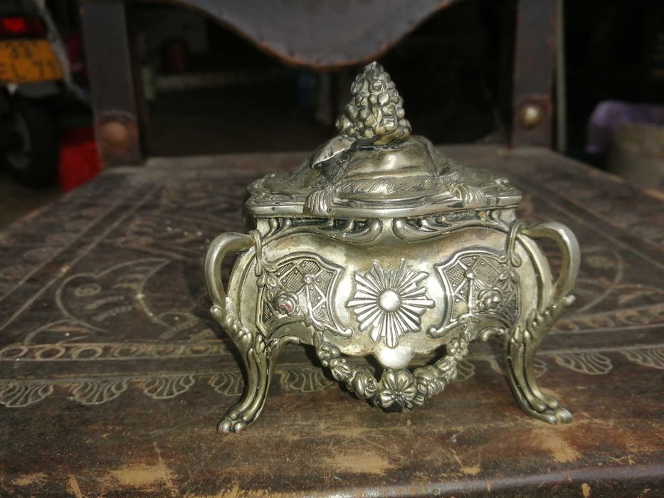 guarda joias antigo em metal