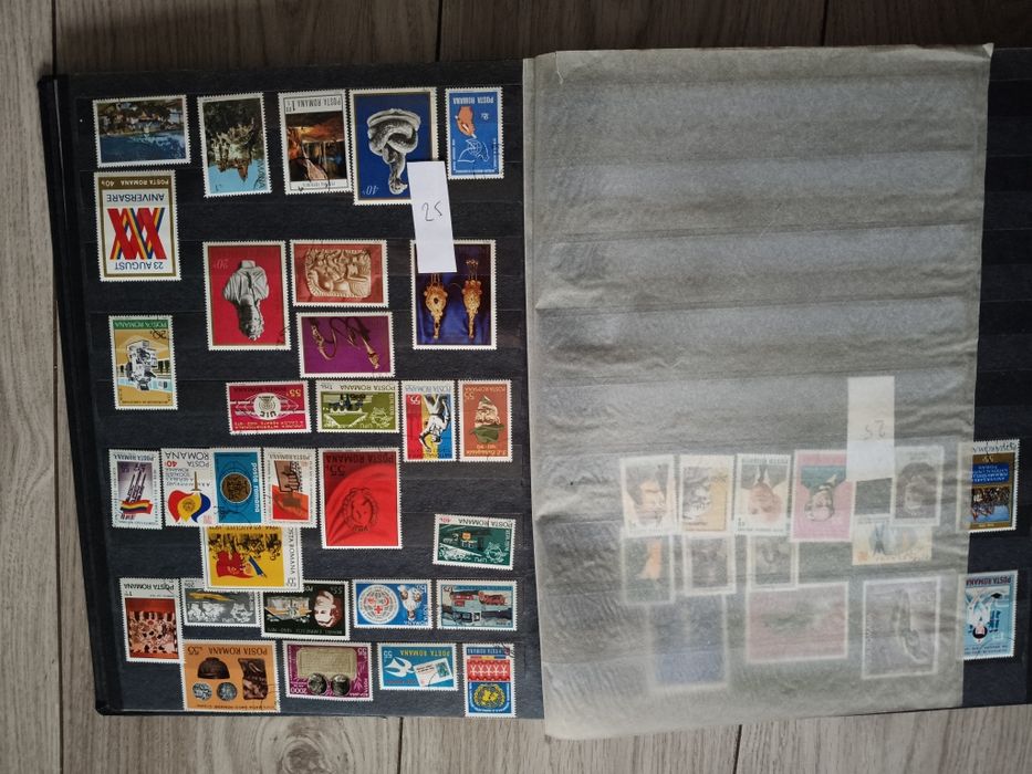 Klaser z kolekcją znaczków. Około 450 sztuk.