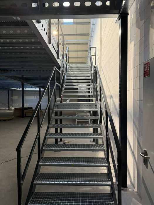 Pomost magazynowy (antresola) wg indywidualnego projektu + wyposażenie