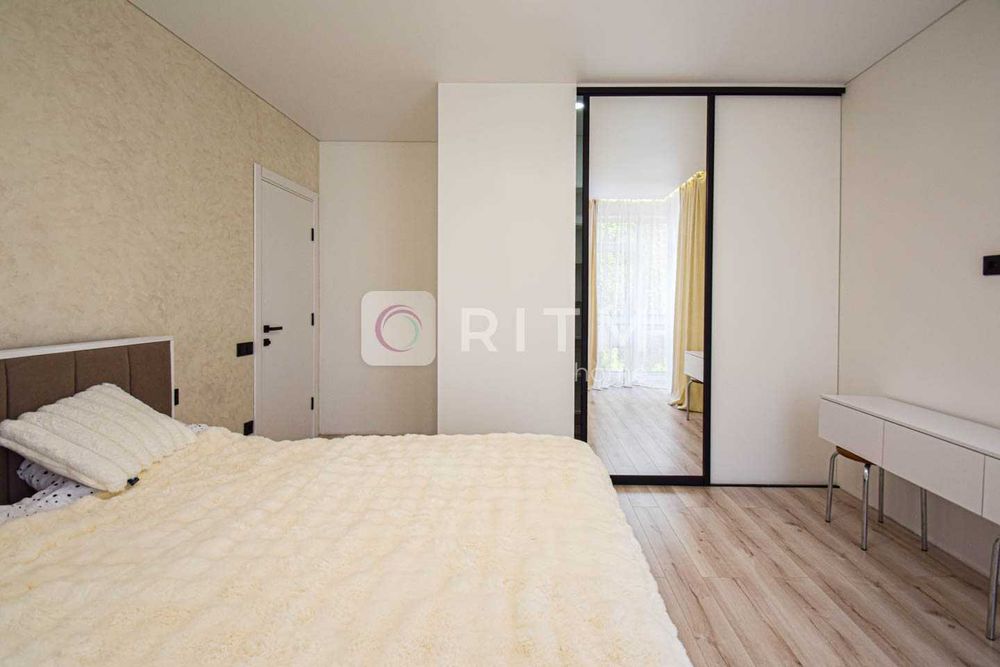 Продається сучасна 2-кімнатна квартира + кухня студія в центрі міста