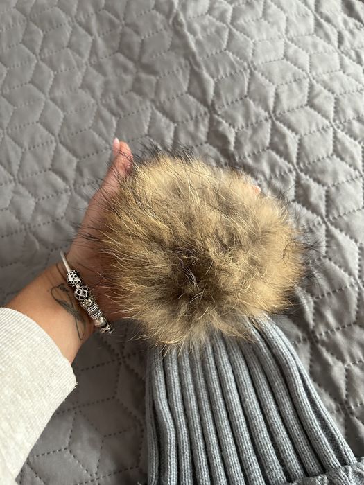 Szara czapka z pomponem futro jenot naturalny 52cm