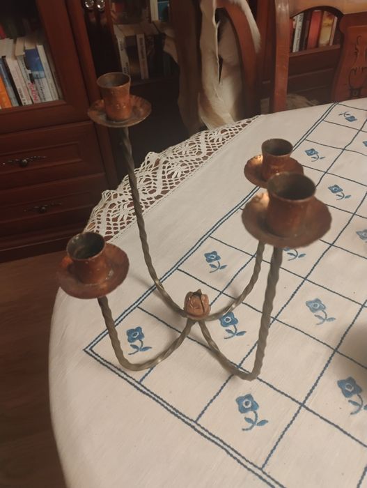 Stal i miedź Kuty .Piękny  świecznik czteroramienny.Ręczna robota..