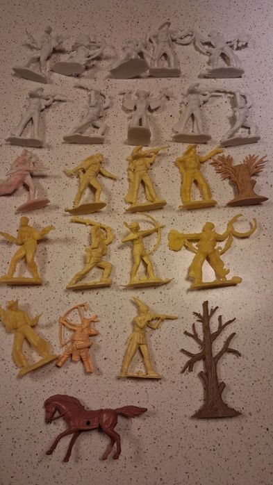 Lote de figuras monocromaticas antigas índios  cowbois