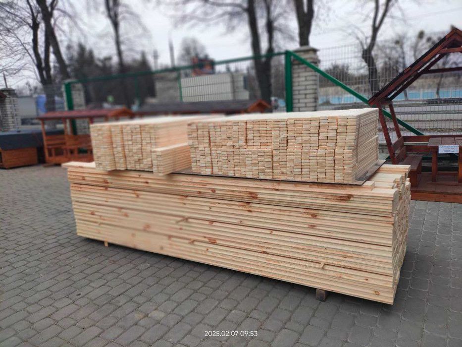 Пиломатеріали обрізні (дошка, брус, крокви, рейка) і сухі фуговані.