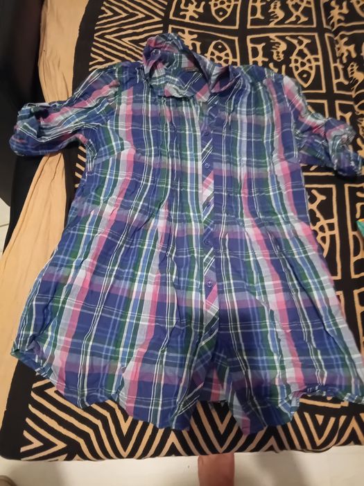 Camisa azul com cor de rosa
